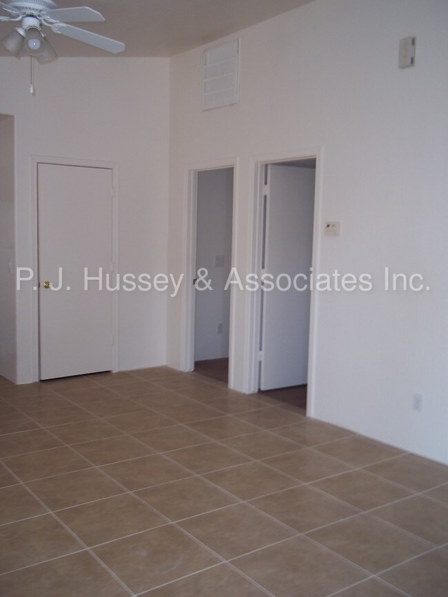 Building Photo - 3 BD 1 BA Single level  Duplex $975