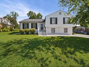 Building Photo - 335 Meadowdale Ln