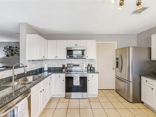 Building Photo - 3 Bedroom 2 bath home!
