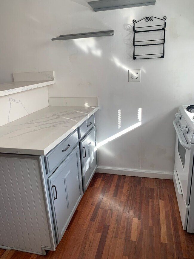 Building Photo - Charming Oakland Unit In The Dimond District!