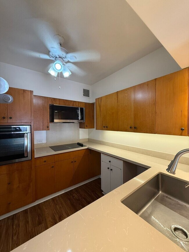 Foto del edificio - 1br/1ba/1pkg Condo w/Large Lanai PETS NEGOTIABLE!