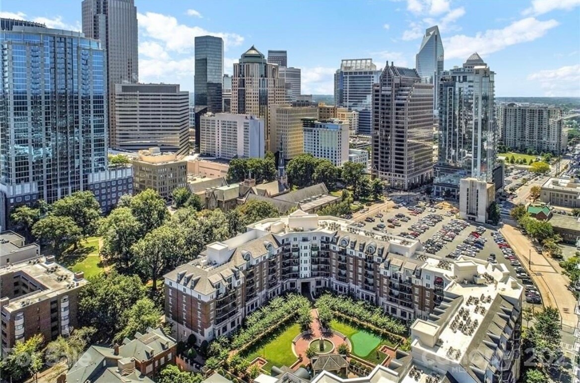 Foto principal - 300 W 5th St