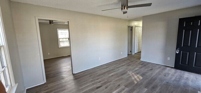 Building Photo - 3 Bed 1 Bath Newly Renovated Home - Fayett...