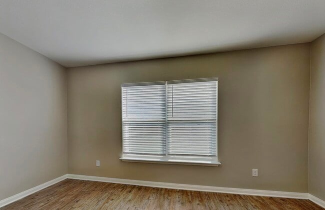 Building Photo - ADORABLE HOME