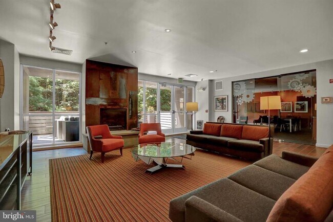 Foto del edificio - *Trendy Penthouse Condo in the Heart of Wo...