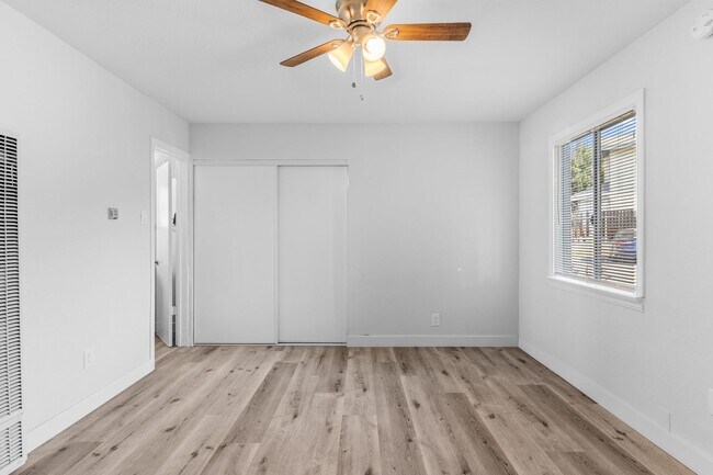 Foto del edificio - 2652 E 15th St