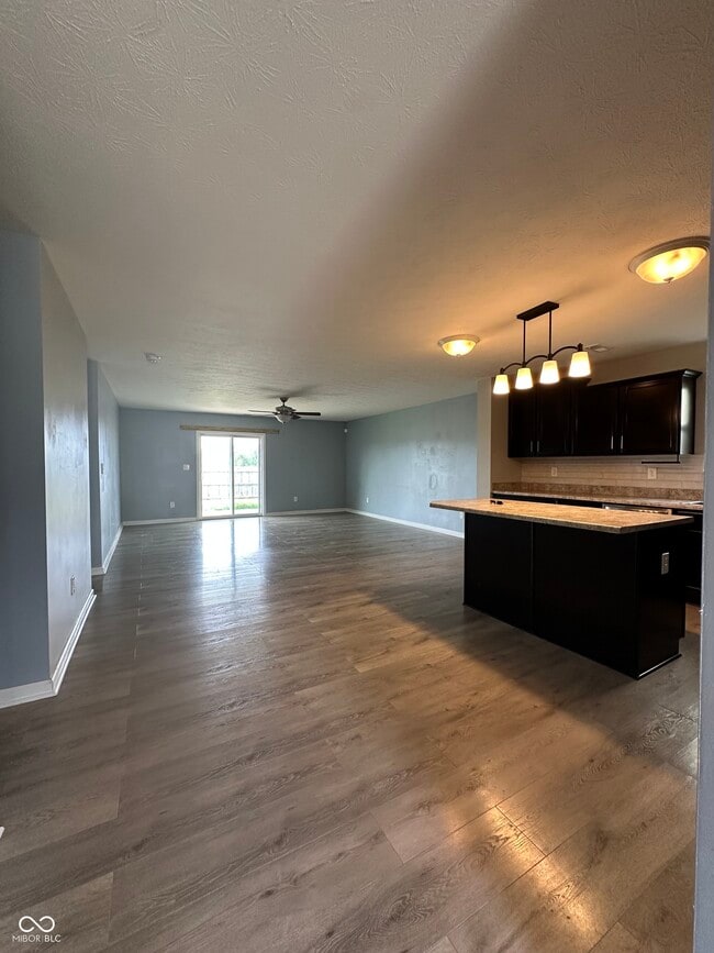 Building Photo - 972 Redwood Dr
