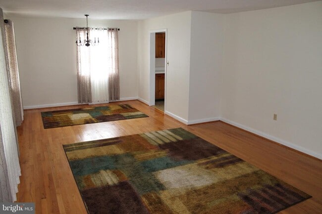 Building Photo - 252 Fox Dr