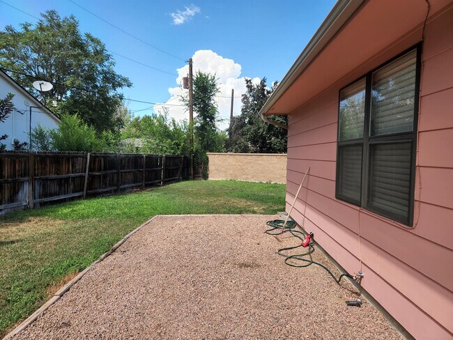 Building Photo - 1003 Apple Ln