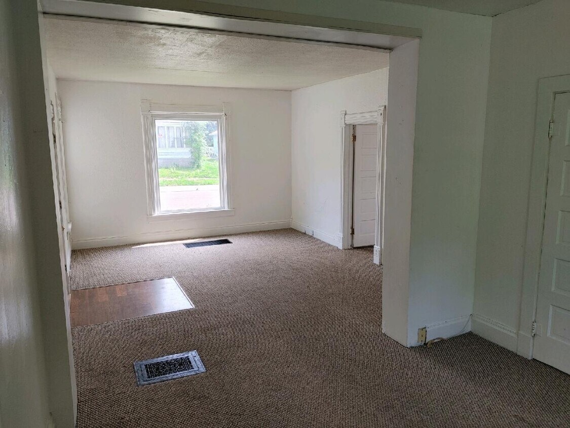 Family room - 321 S College Ave