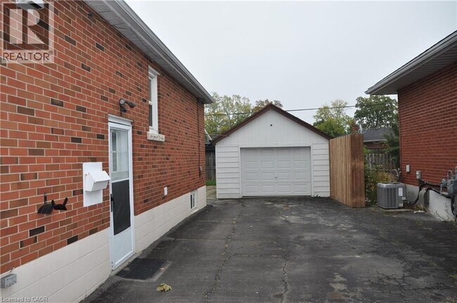 Building Photo - 394 Talbot St