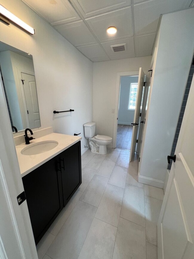 Building Photo - A CHEFS KITCHEN WITH VIEWS!