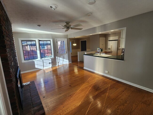 Foto del edificio - BEAUTIFUL  3 BEDROOM 2 BATH HOME / FINISHED BASEMENT/GARAGE