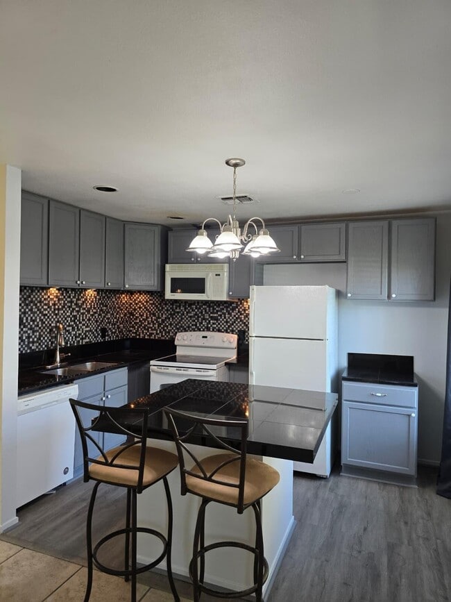 Building Photo - 82075 Country Club Dr