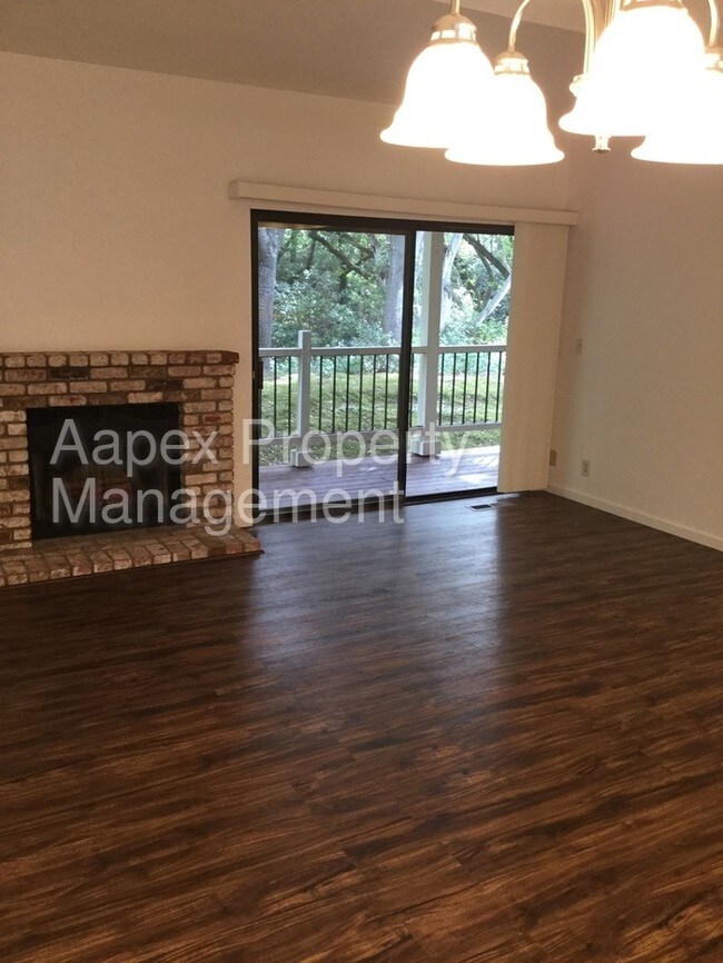 Foto del edificio - 2485 St Helena Dr