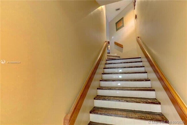 Building Photo - 982 NW 93rd Ave