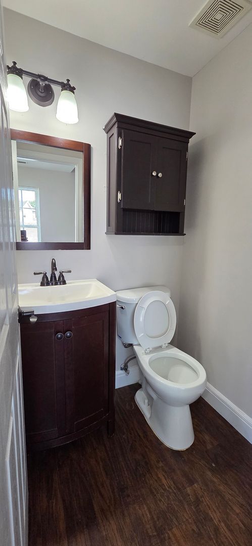 Building Photo - Charming 3-Bed Townhome in Sought-After Si...