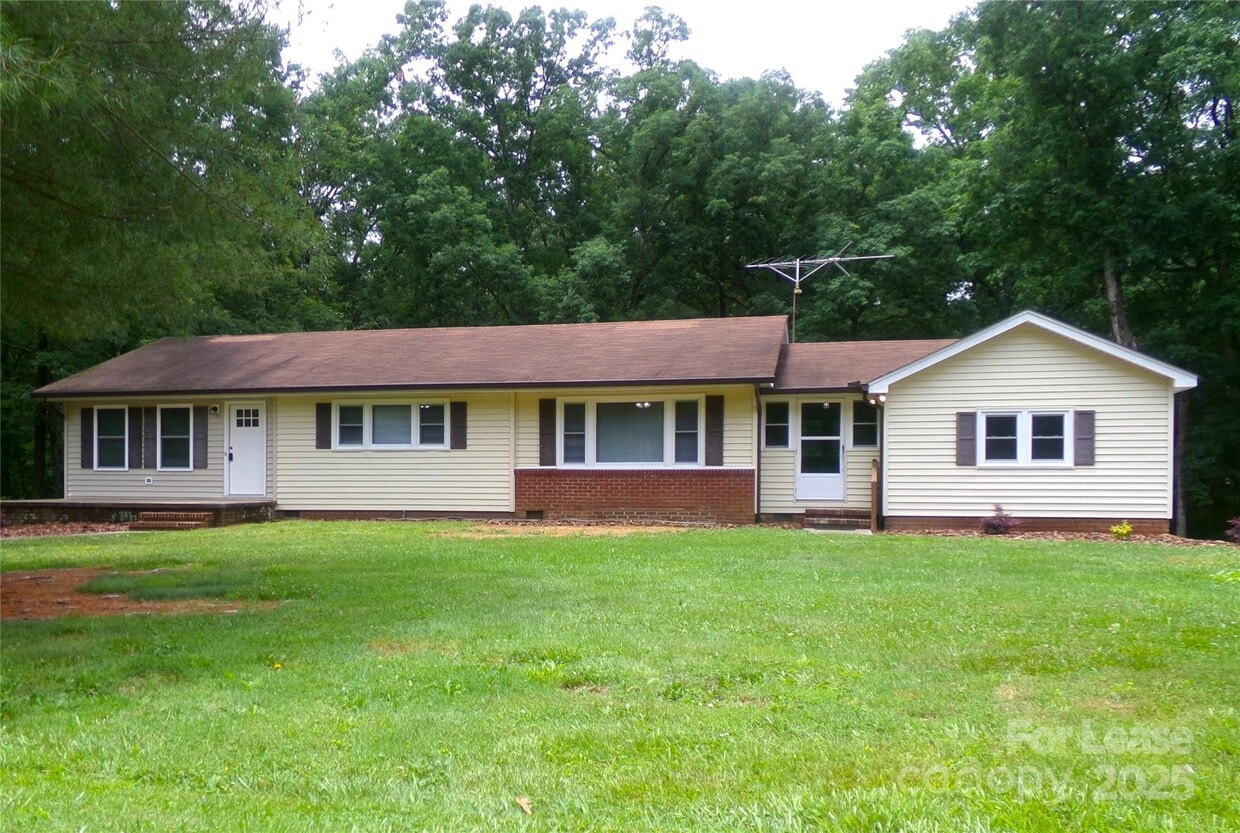 Primary Photo - 1441 Gold Hill Rd E