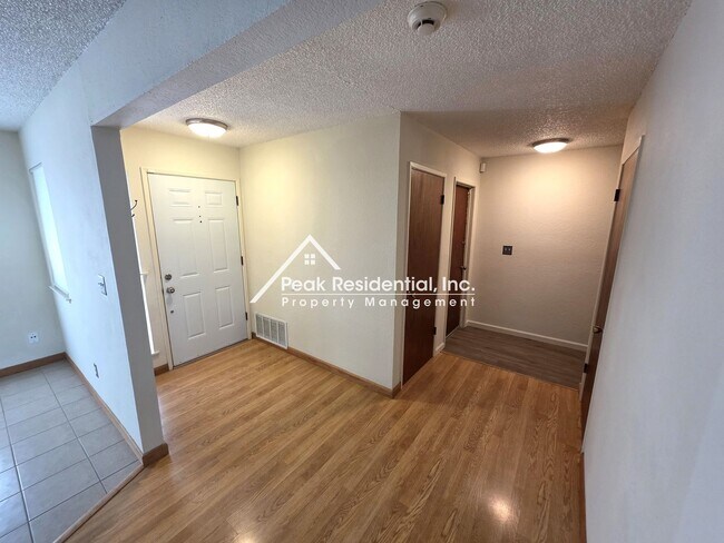 Building Photo - Easy access to everything just sout of Dow...