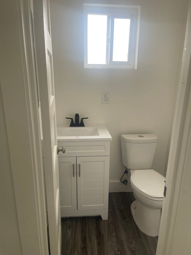 Baño trasero - 704 S Soto St
