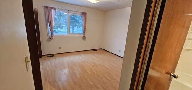Building Photo - 2 Lake Island Crescent