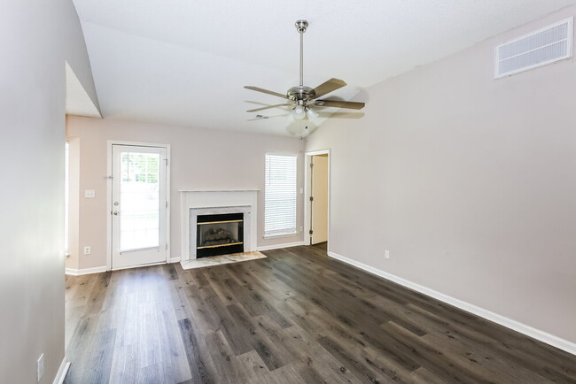 Building Photo - 545 Holburn Ct SW