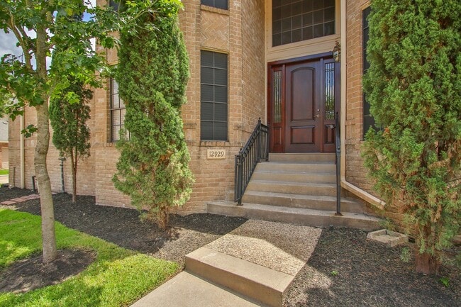 Building Photo - Huge breathtaking home!! Gated comunity with private lakes!