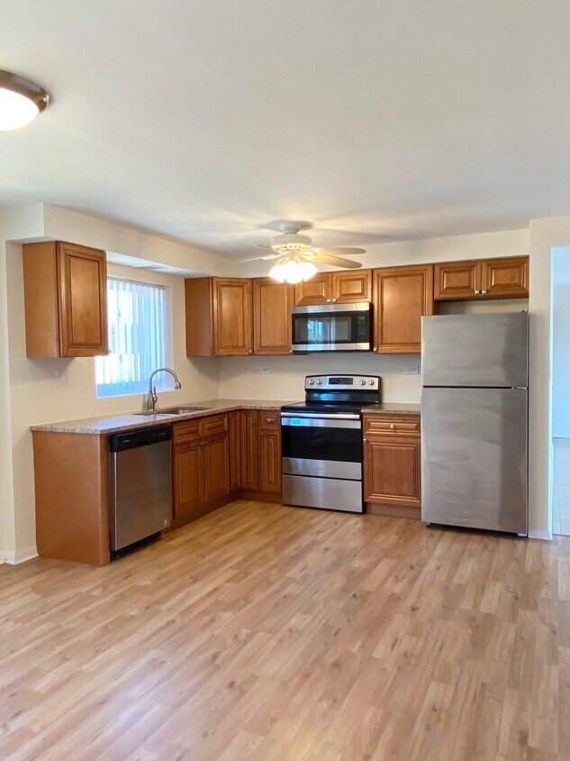 Foto principal - 8300 Grand Ave