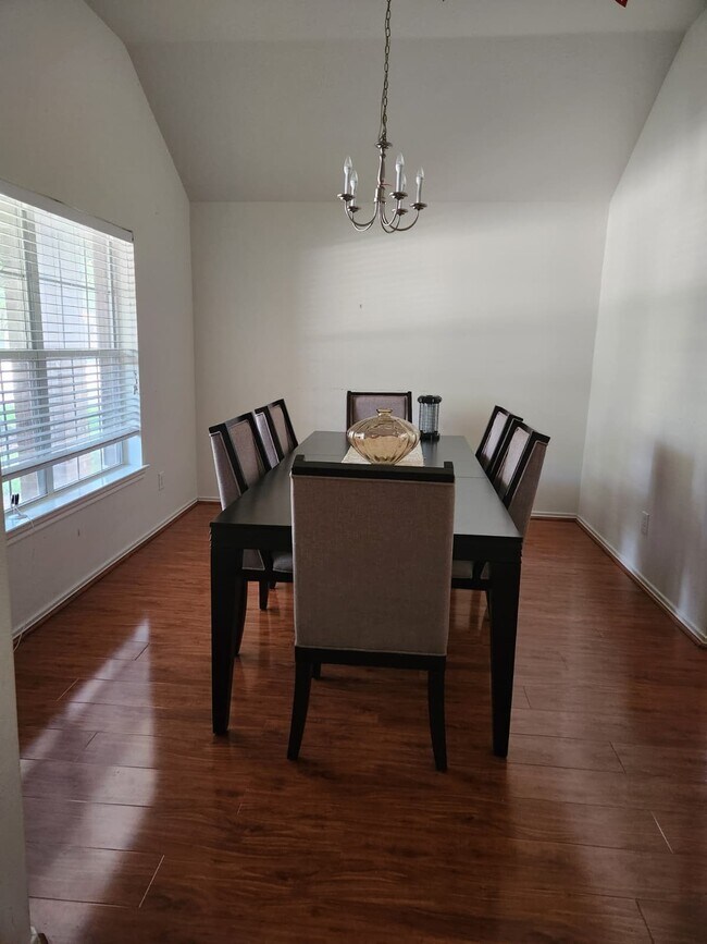 Foto del edificio - 5103 Forest Sage Ln