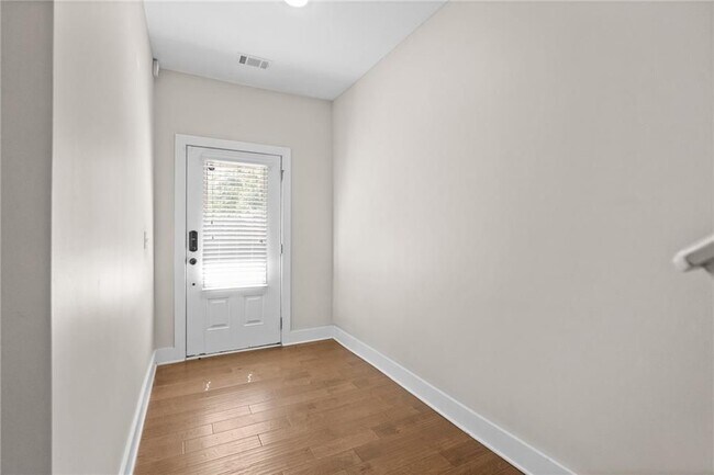 Foto del edificio - 2180 Colvin Ct NW