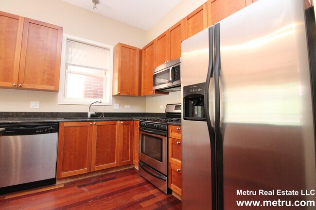Foto del edificio - 3221 N Sheffield Ave