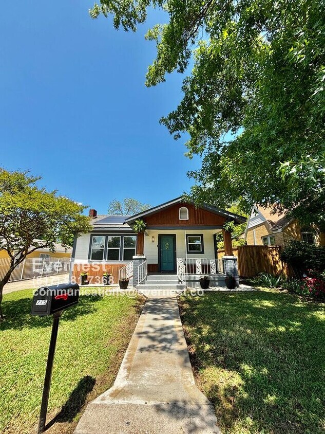 Foto principal - Charming 2-Bedroom Home with Fenced Yard /...