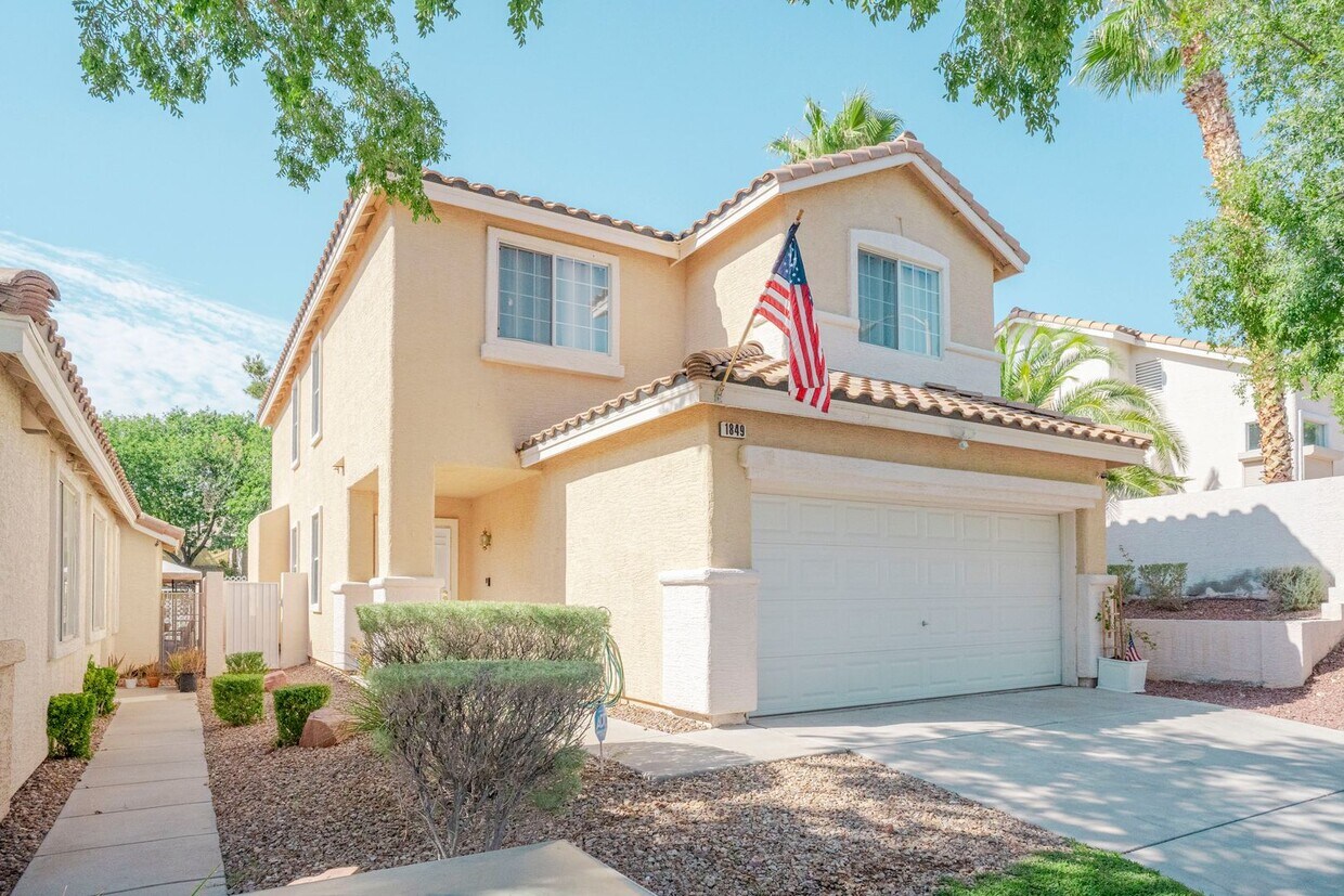 Primary Photo - Charming 4-bedroom, 2.5-bathroom home in c...