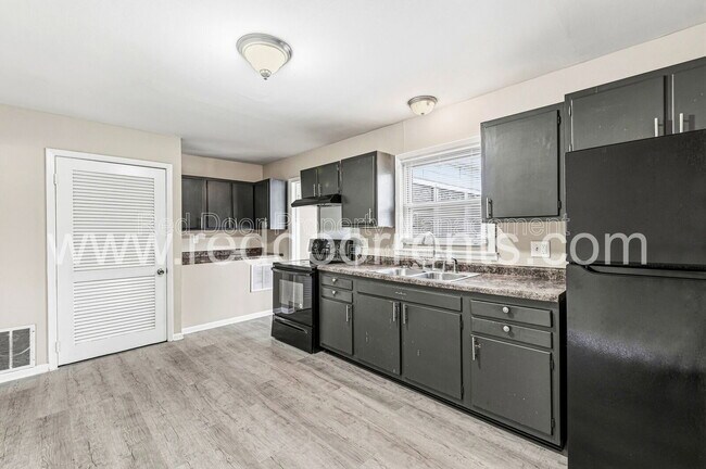 Building Photo - 5563 E 34th St