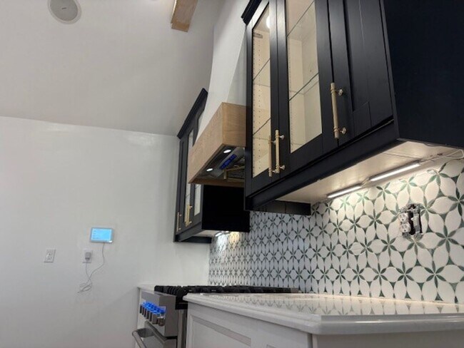 Foto del edificio - Step into modern luxury right here in Bloo...