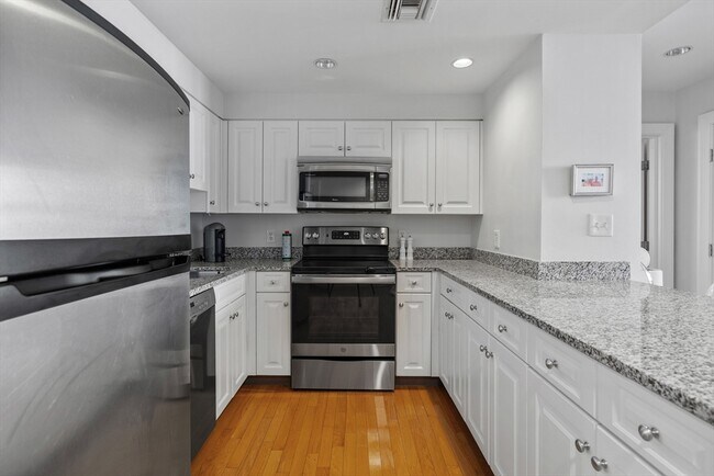Building Photo - 1387 Washington St