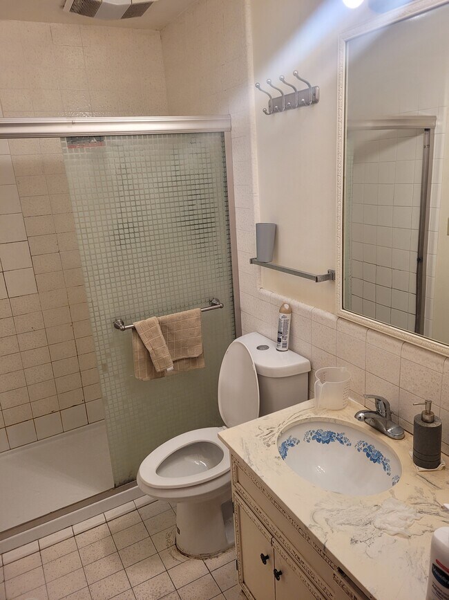 barhroom - 38350 Parkside Ct