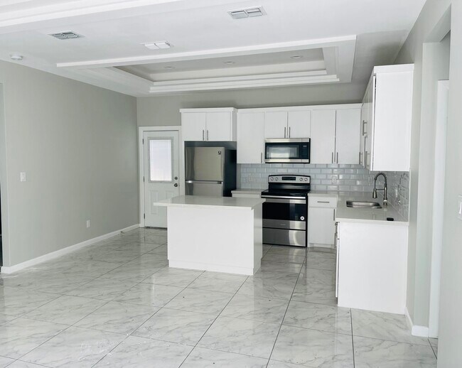 Building Photo - 401 Rafael Dr