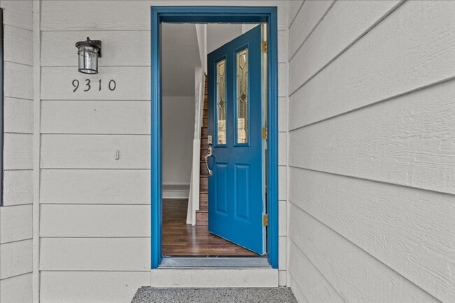 Building Photo - Beautifully Renovated 4-Bedroom, 2-Bath Ho...