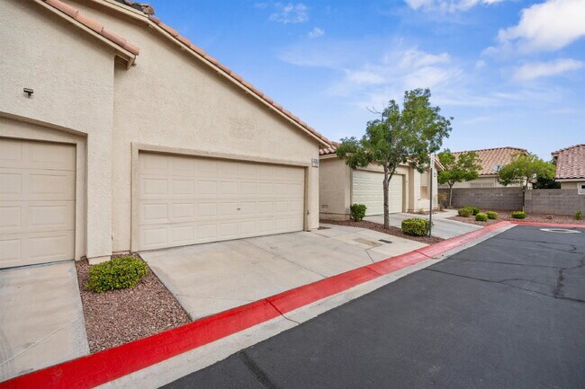 Foto del edificio - Charming and spacious single-story townhome nestled within a gated community in the desirable Nor...