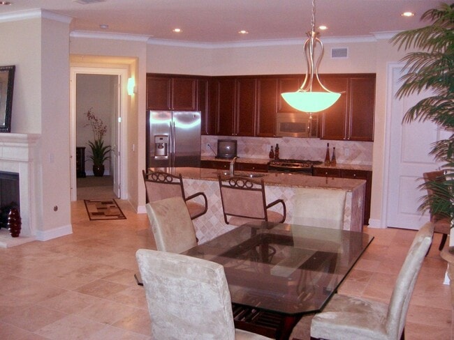 Foto del edificio - Luxury 3 Bed 2 Bath Condo at Crescent at U...
