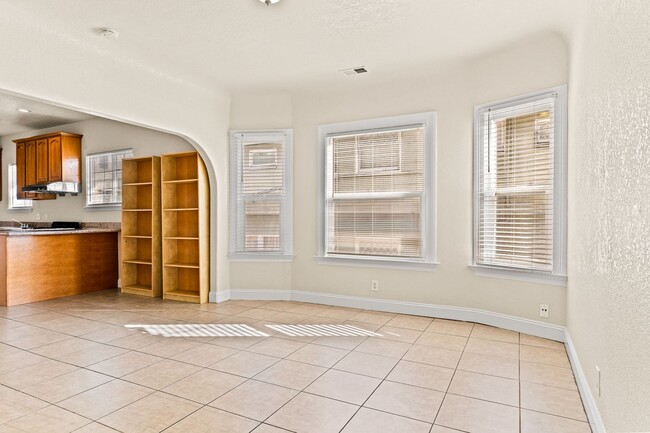 Foto del edificio - Massive 1,200 Sq Ft Renovated 3BR/2BA w/ Master Suite