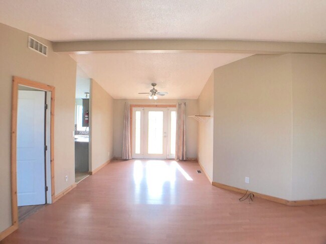 Foto del edificio - 4 bedroom home in Moriarty. Country Living! Close to I-40.