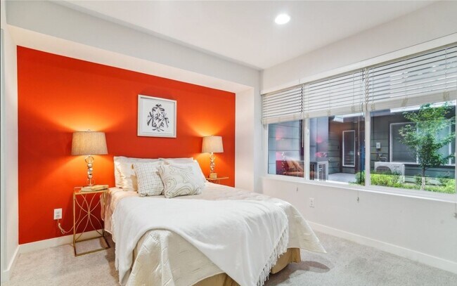 Building Photo - Deluxe Living Modern 3-bed 4-bath Townhouse