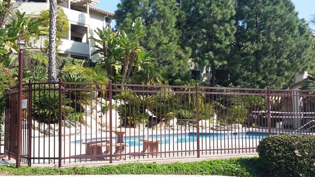 Building Photo - Vista Way Village One Bedroom Condo for Re...