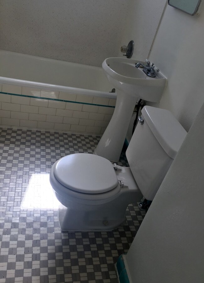 Building Photo - Beautiful cottage-like home. CONVENIENT TO UCSD MEDICAL!!!