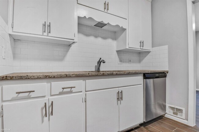 Building Photo - 3 br, 2.5 bath Townhome - 7030 Metcalf Avenue