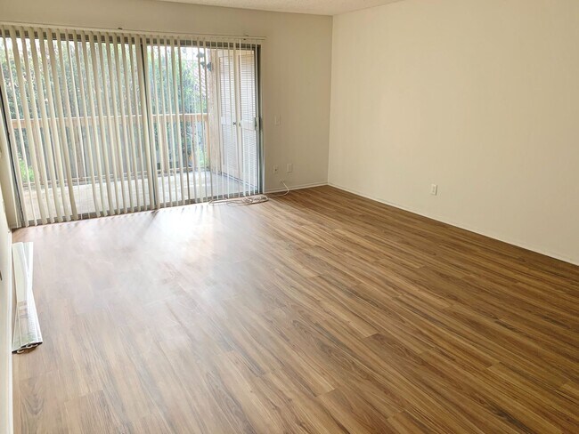 Building Photo - Charming Condo Minutes From the Beach! $50...
