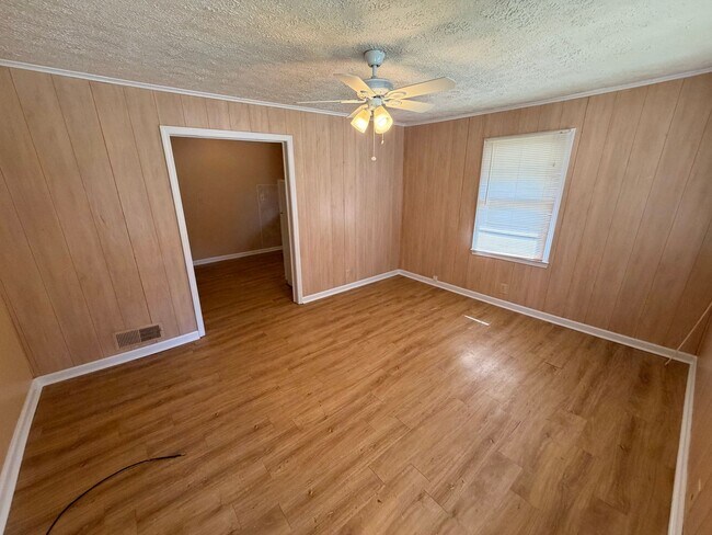 Building Photo - Just off the Covington Square!!!