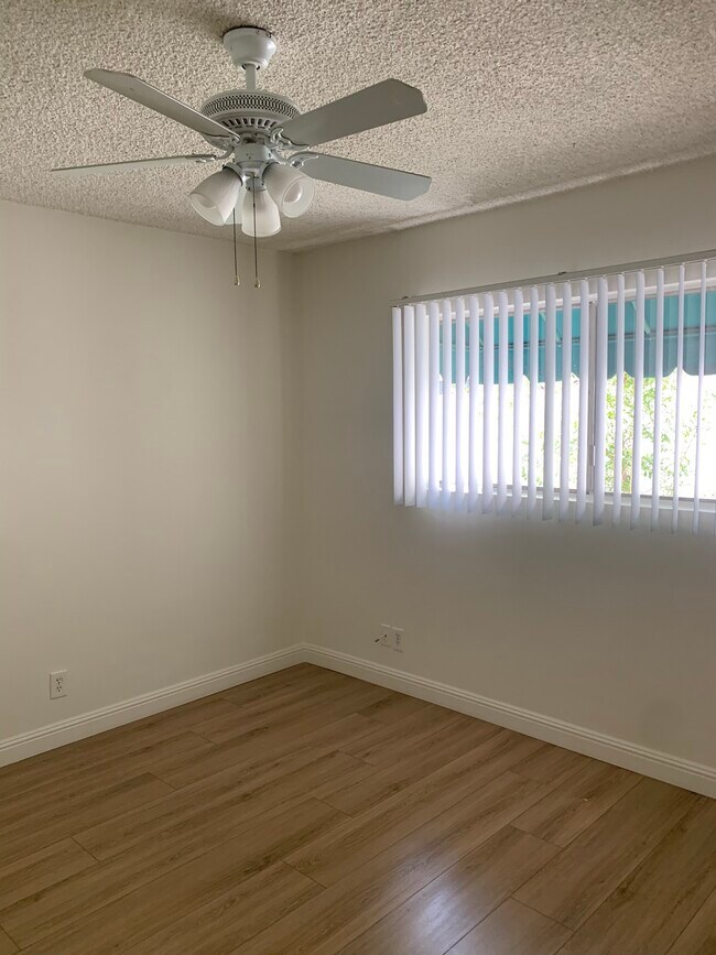 Foto del edificio - 17830 Magnolia Blvd